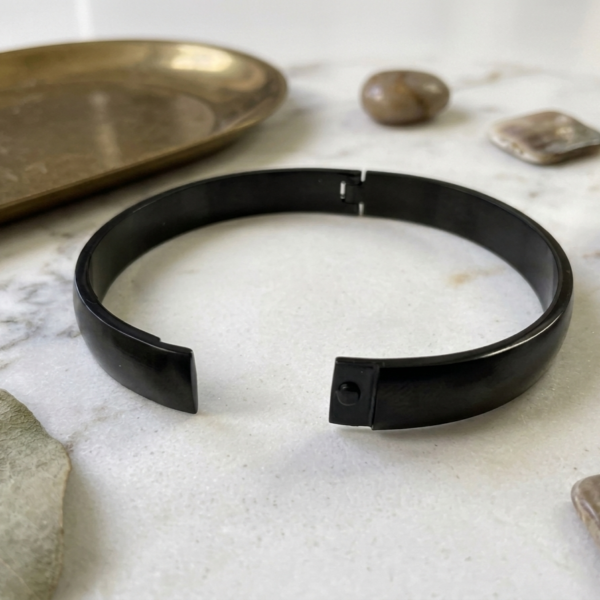 IMG_1410 Black Minimalist Oval Bangle