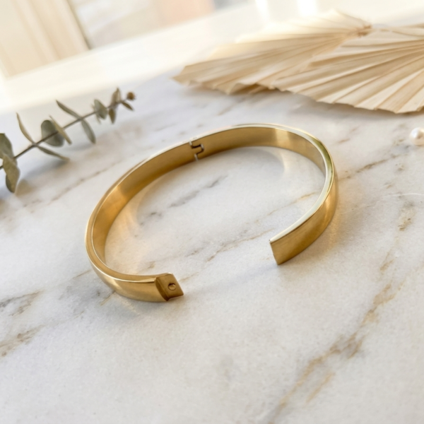 IMG_1557 Gold Chunky Minimalist Oval Bangle